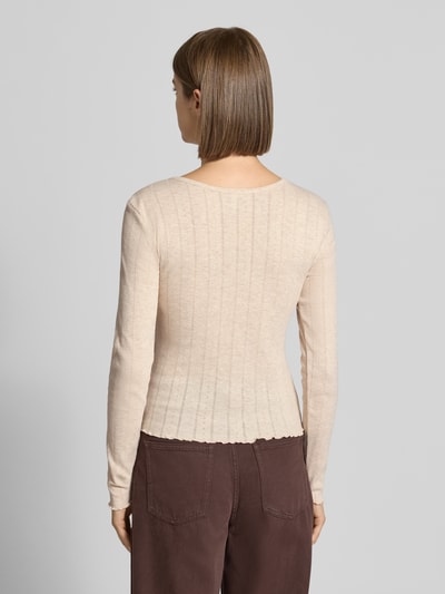Frauenmodel trägt Slim Fit Langarmshirt mit Baumwoll-Anteil Modell 'TENNA' von ONLY, beige, gerippte Struktur, Damen Langarmshirt, Ganzkörperansicht Rückansicht.