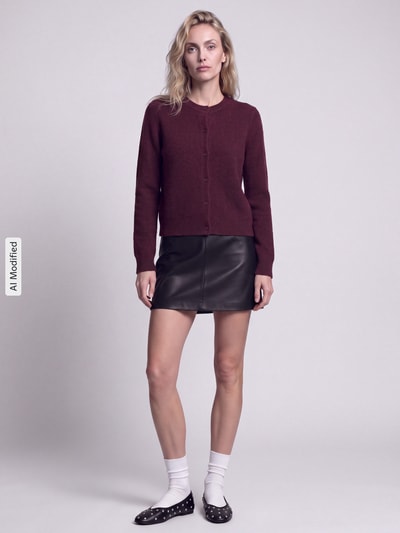 Frauenmodel trägt Regular Fit Strickjacke mit Woll-Anteil Modell 'MALOU' von PIECES in Bordeaux, kombiniert mit schwarzem Rock, sanfte Textur, Ganzkörperansicht von vorne, KI-modifiziertes Bild.