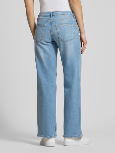 Frauenmodel trägt Straight Fit Jeans aus Baumwoll-Mix Modell 'JUDY' von ONLY, Denim-Optik, 5-Pocket-Design, Ganzkörperansicht Rückansicht.
