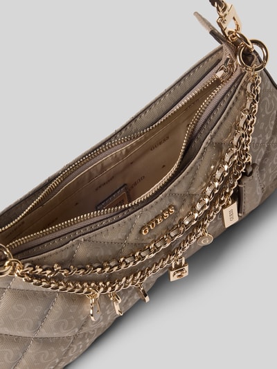 Produktfoto, Shoulder Bag mit Logo-Detail Modell 'Libby' von GUESS, imitacja skóry, główna przegroda z zamkiem błyskawicznym, odpinany pasek na ramię, detal z logo, ozdobny detal, szerokość w rozmiarze 1: 30 cm, długość w rozmiarze 1: 16 cm, głębokość w rozmiarze 1: 5 cm, długość paska w rozmiarze 1: 55 cm, odcienie beżu, złote elementy, faktura pikowana, wykończenie błyszczące.