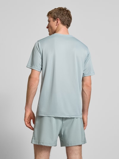 Männermodel trägt T-Shirt mit Logo und Rundhalsausschnitt von adidas Training in Hellblau, glatte Textur, Rückenlänge bei Größe M 70 cm, Ganzkörperansicht Rückansicht.
