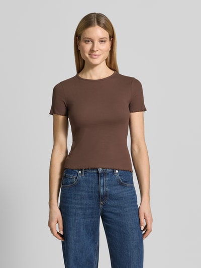 Modelka prezentuje damski t-shirt z mieszanki bawełny od Jake*s Casual, drobne prążkowanie, falisty brzeg, dopasowany krój, okrągły dekolt, kolor brązowy, długość tyłu 52 cm w rozmiarze S, widok całej sylwetki z przodu.