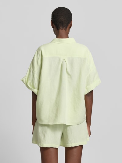 Frauenmodel trägt Regular Fit Bluse aus Leinen-Viskose-Mix Modell 'BISENAS' von BOSS Orange, Optik: Unifarben, Ganzkörperansicht Rückansicht.
