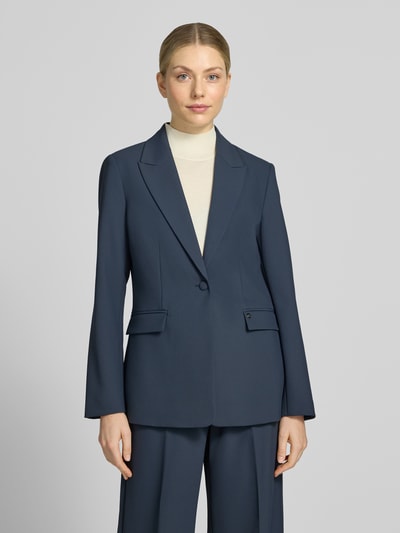 Kobieta nosi Regular Fit żakiet z kołnierzem z połami Model 'Leonora' od MOS MOSH, zapięcie na guzik, kolor ciemnoniebieski, długość tyłu w rozmiarze 36: 66 cm, szerokość w rozmiarze 36: 40 cm, długość rękawów w rozmiarze 36: 62 cm, zdjęcie: całkowity widok z przodu.