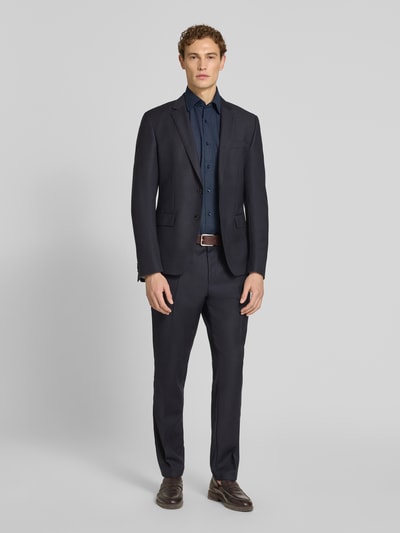 Męski model nosi Regular Fit Businesshemd aus Baumwoll-Mix Modell 'KENT SH C1' od BOSS o wzorze allover, kolor granatowy, materiał popelina, koszula z krótkim rękawem, kent-kragen oraz zapięcie na pojedynczy rząd guzików, widok całej sylwetki z przodu.
