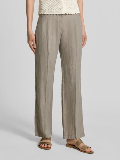 Kobieta nosi Leinenhose mit Eingrifftaschen od Christian Berg Woman z lnu, krój regular fit, wpuszczane kieszenie, jasnobeżowy, długość wewnętrzna nogawki 77 cm, szerokość w rozmiarze 36: 41 cm, zapięcie na guzik i zamek błyskawiczny; całkowity widok z przodu.