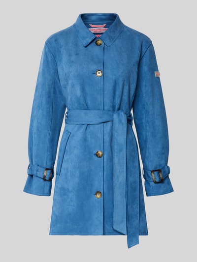 Produktfoto, blauer Trenchcoat mit Bindegürtel Modell 'CORDELIA' von Frieda & Freddies aus Material-Mix mit Stretch-Anteil, taillierter Schnitt, Umlegekragen, Knopfleiste, Ärmelriegel, Label-Detail, Rückenlänge 85 cm, Schulterbreite 42 cm, Brustweite 55 cm, Ärmellänge 74 cm bei Größe 36.
