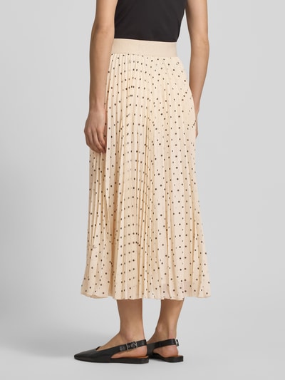 Frauenmodel trägt Midirock mit Plisseefalten Modell 'Salma2' von JOOP! im Allover-Look, elastischer Bund, Ganzkörperansicht Rückansicht.