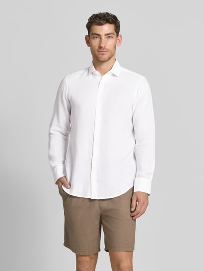 Männermodel trägt Regular Fit Leinenhemd mit Kentkragen von Christian Berg Men in Weiß, feine Leinenstruktur, Ganzkörperansicht von vorne.