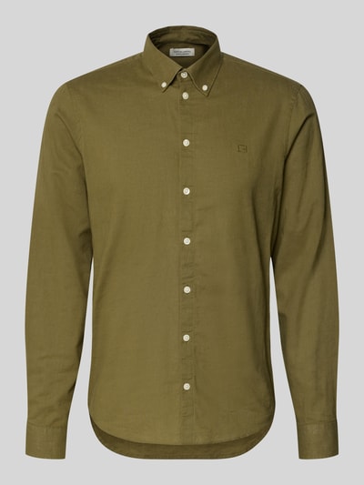 Produktfoto, olivgrünes Slim Fit Freizeithemd mit Button-Down-Kragen Modell 'Anton' aus Seide-Baumwoll-Mix von Casual Friday, matte Oberfläche, sichtbare weiße Knöpfe, dezentes Logo, Rückenlänge 78 cm, Schulterbreite 46 cm, Ärmellänge 66 cm, für Casual-Styles geeignet.