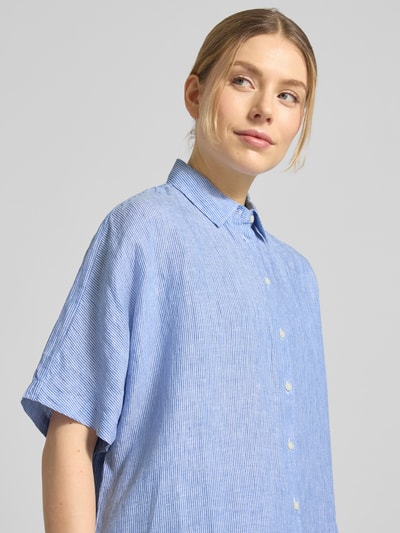 Frauenmodel trägt Relaxed Fit Leinenbluse mit Streifenmuster Modell 'MELANIA' von ECOALF aus reinem Leinen, Hemdblusenkragen, Knopfleiste, Nahaufnahme Oberkörper.