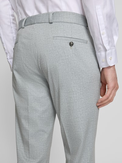 Männermodel trägt Slim Fit Stoffhose mit Viskose-Anteil Modell 'Paco' von CG - Club of Gents, hellgrauer Anzug-Stoff, Detailaufnahme Rückansicht, Elastischer-Material-Mix, Bügelfalten, Eingriffstaschen, Gesäßtasche, Knopf- und Reißverschluss, Bundweite 45 cm, Innenbeinlänge 80 cm, Größe 50