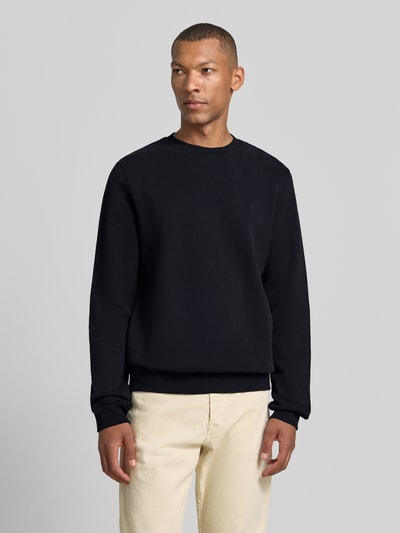 Męski model nosi czarną bluzę Regular Fit Sweatshirt aus reiner Baumwolle model 'BAARO' von Armedangels, gładka faktura, Ganzkörperansicht von przodu, Herren Sweatshirt von Armedangels
