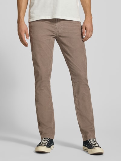 Männermodel trägt Slim Fit Jeans aus Baumwoll-Mix Modell '511® SLIM' von Levi's®, braun, glatte Textur, Herren Slim Fit Jeans, Nahaufnahme Unterkörper.