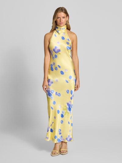 Frauenmodel trägt Abendkleid mit Neckholder-Ausschnitt von Topshop mit floralem Aquarell-Allover-Muster in Satin-Maxilänge, Ganzkörperansicht von vorne.