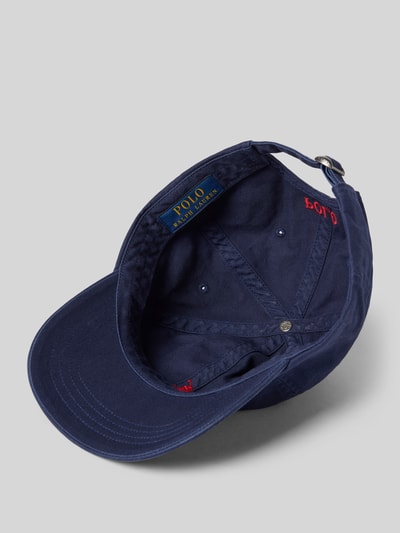 Productfoto, Basecap uit pure katoen van Polo Ralph Lauren in effen donkerblauw met logo-applicatie, geborduurde luchtgaatjes, verstevigde klep en verstelbare sluiting, detailtextuur van katoen zichtbaar