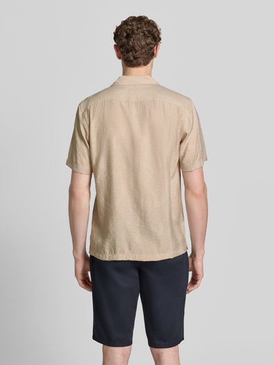 Männermodel trägt Modern Fit Freizeithemd mit Strukturmuster von Lindbergh, Viskose-Mix, beige, Reverskragen, Knopfleiste, Ganzkörperansicht Rückansicht. Rückenlänge bei Größe M 73 cm, Schulterbreite 48 cm, Ärmellänge 26 cm.