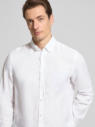 Männermodel trägt weißes Slim Fit Leinenhemd mit Brusttasche von Christian Berg Men, feine Struktur, Knopfleiste, Nahaufnahme Oberkörper. Rückenlänge 79 cm, Schulterbreite 43 cm, Ärmellänge 68 cm, Button-Down-Kragen, reine Leinen.