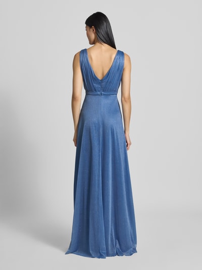 Frauenmodel trägt Abendkleid mit Glitzer-Mesh von TROYDEN COLLECTION in Blau, taillierte Passform, ärmellos, Ganzkörperansicht Rückansicht.