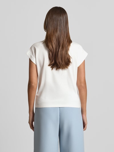Frauenmodel trägt T-Shirt mit Ziersteinbesatz und Rundhalsausschnitt von Christian Berg Woman aus Baumwolle in Weiß, Ganzkörperansicht Rückansicht.