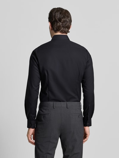 Männermodel trägt Slim Fit Business Hemd aus Baumwolle mit Kentkragen von OLYMP Level Five in Schwarz, Rückenlänge 81 cm, Ganzkörperansicht Rückansicht.