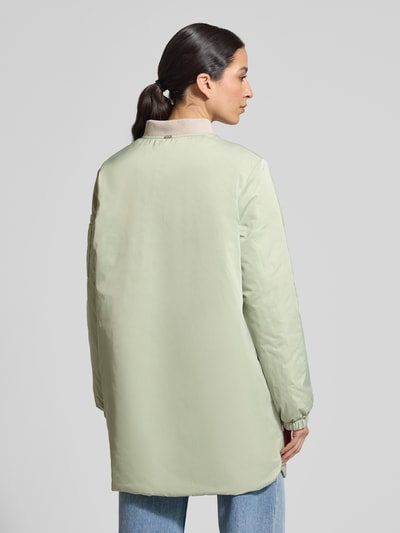 Frauenmodel trägt Jacke mit Zweiwege-Reißverschluss und Eingrifftaschen von White Label, Relaxed-Fit, hellgrün, Rückenlänge 82 cm, Schulterbreite 45 cm, Brustweite 58 cm, Ärmellänge 63 cm, Stehkragen, Ganzkörperansicht Rückansicht.