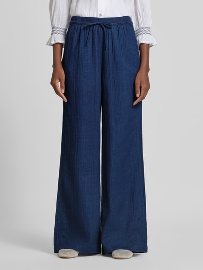 Kobiece modelka nosi Weite Hose aus reiner Baumwolle von s.Oliver RED LABEL, ciemnoniebieski kolor, szeroka nogawka, wyraźna faktura, zdjęcie całej sylwetki z przodu