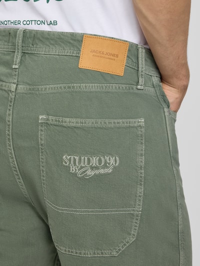 Männermodel trägt Baggy Fit Jeansshorts mit Eingrifftaschen Modell 'ALEX' von JACK & JONES in Reine Baumwolle, Nahaufnahme Rückansicht, Bundweite bei Größe M: 46 cm, Innenbeinlänge bei Größe M: 28 cm.