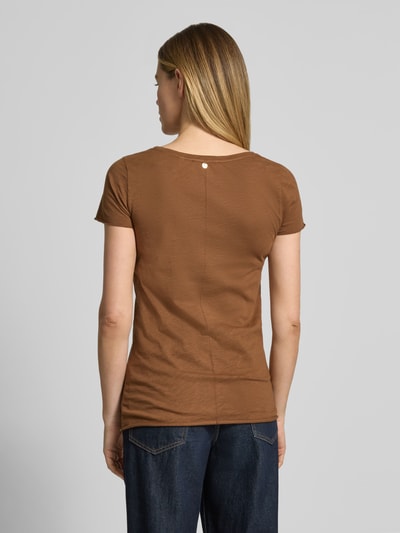 Vrouwenmodel draagt T-shirt met ronde hals en rolzoom van Rich & Royal in bruin, puur katoen, straight fit, ruglengte maat S 63 cm, volledig zicht van achteren.