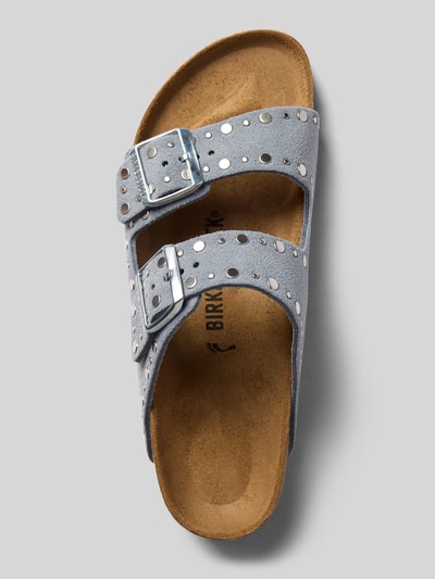 Produktfoto, Hausschuhe aus echtem Leder Modell 'Arizona' von Birkenstock, graue Farbe, Nietenbesatz, Strukturmuster, offene Ferse, abgerundete Passform, Absatzhöhe 3 cm, Damen Hausschuhe, Oberansicht