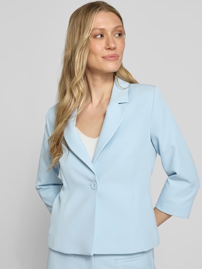 Frauenmodel trägt Blazer mit Reverskragen und 3/4-Arm von More & More, hellblau, Material-Mix mit Stretch-Anteil, Taillierter Schnitt, Nahaufnahme Oberkörper