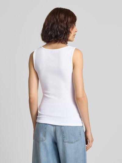 Frauenmodel trägt Tanktop mit Logo-Print und Rundhalsausschnitt von GAP, weiß, Feinripp, körpernah, Baumwoll-Mix, Ganzkörperansicht Rückansicht.