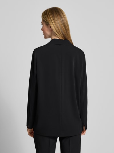 Männermodel trägt Relaxed Fit Blazer mit Reverskragen von comma, elastyczna mieszanka materiałów, krój relaxed fit, zapięcie na guzik, kieszenie z wypustkami, długość tyłu w rozmiarze 36: 70 cm, szerokość w rozmiarze 36: 49 cm, długość rękawów w rozmiarze 36: 63 cm, czarny kolor, tekstura gładka, całkowity widok z tyłu