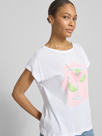 Frauenmodel trägt Oversized T-Shirt mit Motiv-Print von Smith and Soul, weiß, Motiv- und Statement-Print, Baumwoll-Modal-Mix, Nahaufnahme Oberkörper.