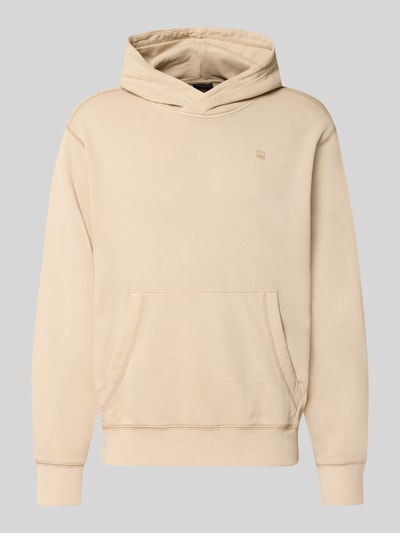 Produktfoto, sandfarbener Regular Fit Hoodie aus reiner Baumwolle von G-Star RAW mit glatter Textur und Kängurutasche vor grauem Hintergrund.