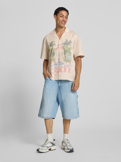 Männermodel trägt Relaxed Fit Freizeithemd mit Leinen-Anteil Modell 'Toledo' von PEGADOR, Print-Motiv, helle Töne, Ganzkörperansicht von vorne.