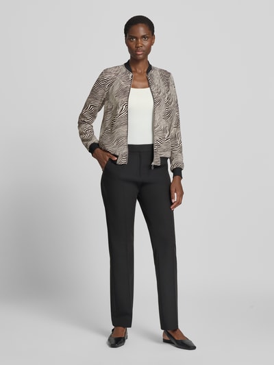 Frauenmodel trägt Regular Fit Blouson mit Allover-Muster Modell 'COCO' von VERO MODA, sanfte Beige- und Schwarztöne, Ganzkörperansicht von vorne, Damen Bomberjacke / Blouson.
