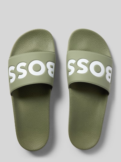 Produktfoto, Badeschuhe mit Logo Print von BOSS in Two-Tone-Optik, abgerundete Schuhspitze, flache Absatzform, Europaproduktion, grün.
