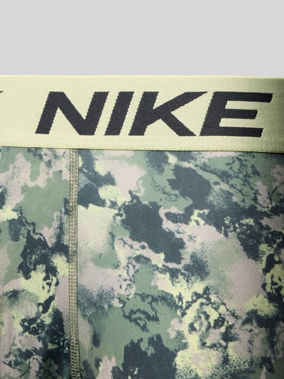 Produktfoto, Trunks mit Dry-Fit-Technologie im 3er-Pack Modell 'ESSENTIAL' von Nike mit grünem Camouflage-Muster und elastischem Logo-Bund.