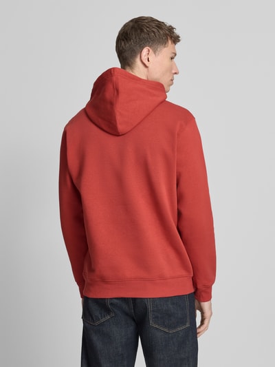 Mannelijk model draagt Hoodie mit Kängurutasche van GAP in rood, katoenmix, loose fit, kangoeroezak, capuchon met trekkoord, geribde boorden, label-stitching, ruglengte maat M 69 cm, mouwlengte maat M 65 cm, geheel zicht achteraan