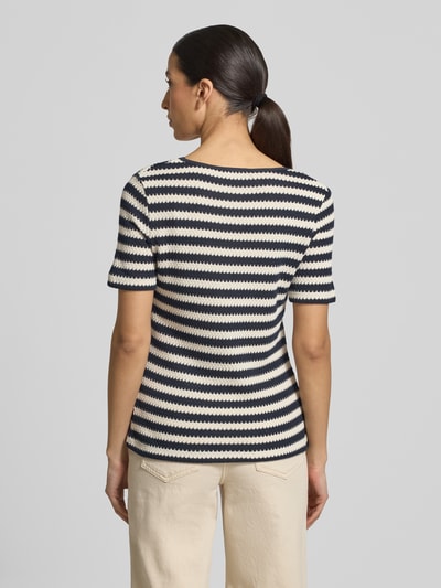 Frauenmodel trägt Strickshirt mit Rundhalsausschnitt von More & More, Reine Baumwolle, Slim-Fit, Allover-Look, Rückenlänge 60 cm, Ganzkörperansicht Rückansicht.