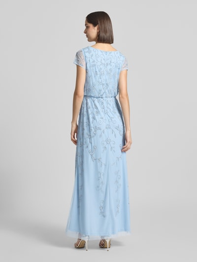 Frauenmodel trägt Maxikleid mit Ziersteinbesatz von Adrianna Papell in Hellblau mit florales-Muster, Stitching und Pailettenbesatz, Kurzärmelig, Rundhalsausschnitt, Rückenlänge bei Größe 36: 140 cm, Brustweite: 39 cm, Ärmellänge: 9 cm, Ganzkörperansicht Rückansicht.