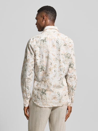 Männermodel trägt Slim Fit Business-Hemd aus Leinen-Mix Modell 'Pai' von JOOP! Collection mit floralem Muster, Ganzkörperansicht Rückansicht.
