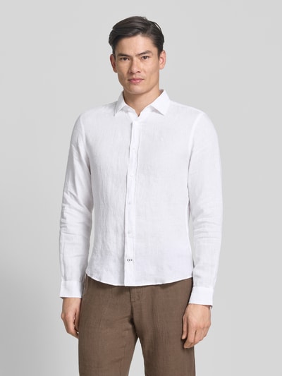 Männermodel trägt Causal Fit Leinenhemd mit Kentkragen Modell 'Mike' von JOOP! Collection, reine Leinen, Ganzkörperansicht von vorne.