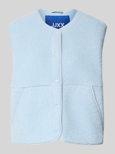 Produktfoto, Relaxed Fit Weste in Teddy-Optik Modell 'Vera' von JJXX in hellblau mit durchgängiger Knopfleiste, Rundhalsausschnitt, Eingrifftaschen, Struktur aus weichem Teddy-Material, Rückenlänge 54 cm, Schulterbreite 45 cm, Brustweite 58 cm