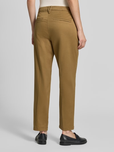 Vrouwenmodel draagt Regular Fit Chino uit lyocellmix van MAC, Dames chino, effen bruin, gladde structuur, volledige lichaamsopname achteraan.
