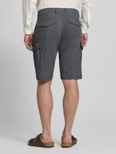 Männermodel trägt Relaxed Fit Cargoshorts aus reiner Baumwolle Modell 'FILE' von s.Oliver RED LABEL, Optik: Unifarben, Ganzkörperansicht Rückansicht.