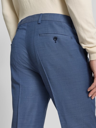 Männermodel trägt Regular Fit Anzug aus Schurwoll-Mix mit 2-Knopf-Sakko von Roy Robson, Detailaufnahme Rückansicht, blau-graue Textur
