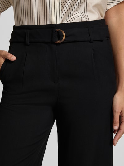 Frauenmodel trägt Culotte aus Viskose mit Gürtel von Christian Berg Woman, Wide-Leg-Fit, Biesen, Eingrifftaschen, Nahaufnahme Oberkörper.