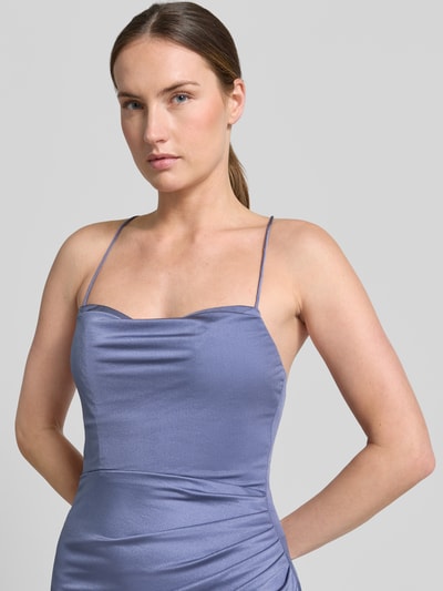 Vrouwenmodel draagt Slim Fit avondjurk met ruches van Laona in lichtblauw, mouwloos design, maxilengte, nahaufnahme bovenlichaam.
